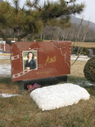 云顶集团集团是如作甚著名演员李媛媛打造名人艺术墓碑的？